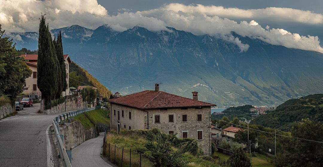 Paesaggio montano lungo la Via Francisca del Lucomagno